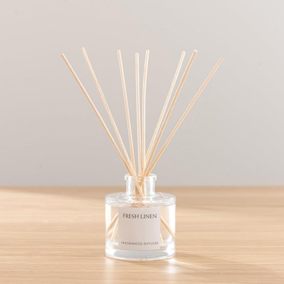 Artificial Hydrangea & Eucalyptus Bouquet in Vase & Fresh Linen Diffuser Gift Set – image 3