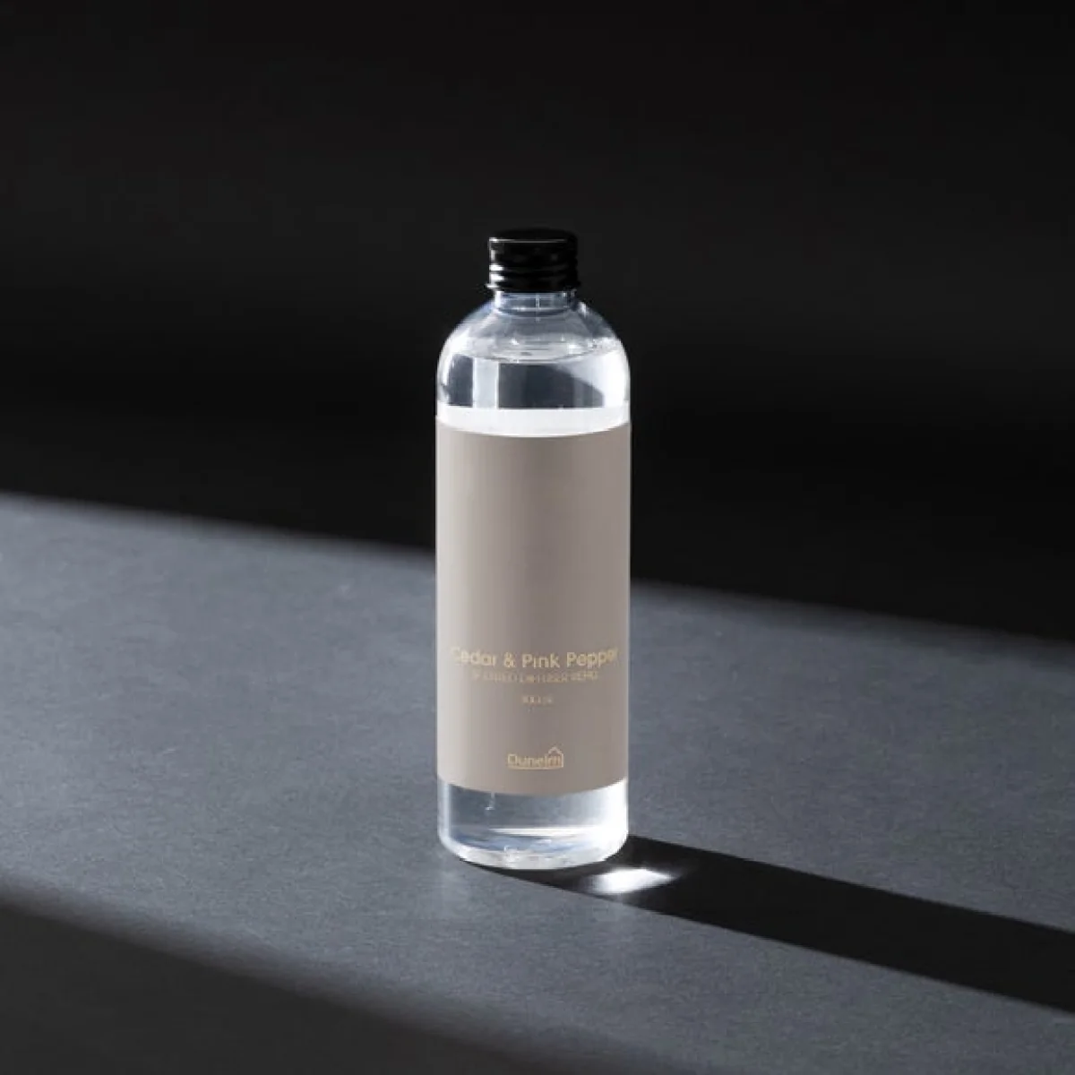 Luxe Gold Cedar & Pink Pepper Diffuser Refill – image 1