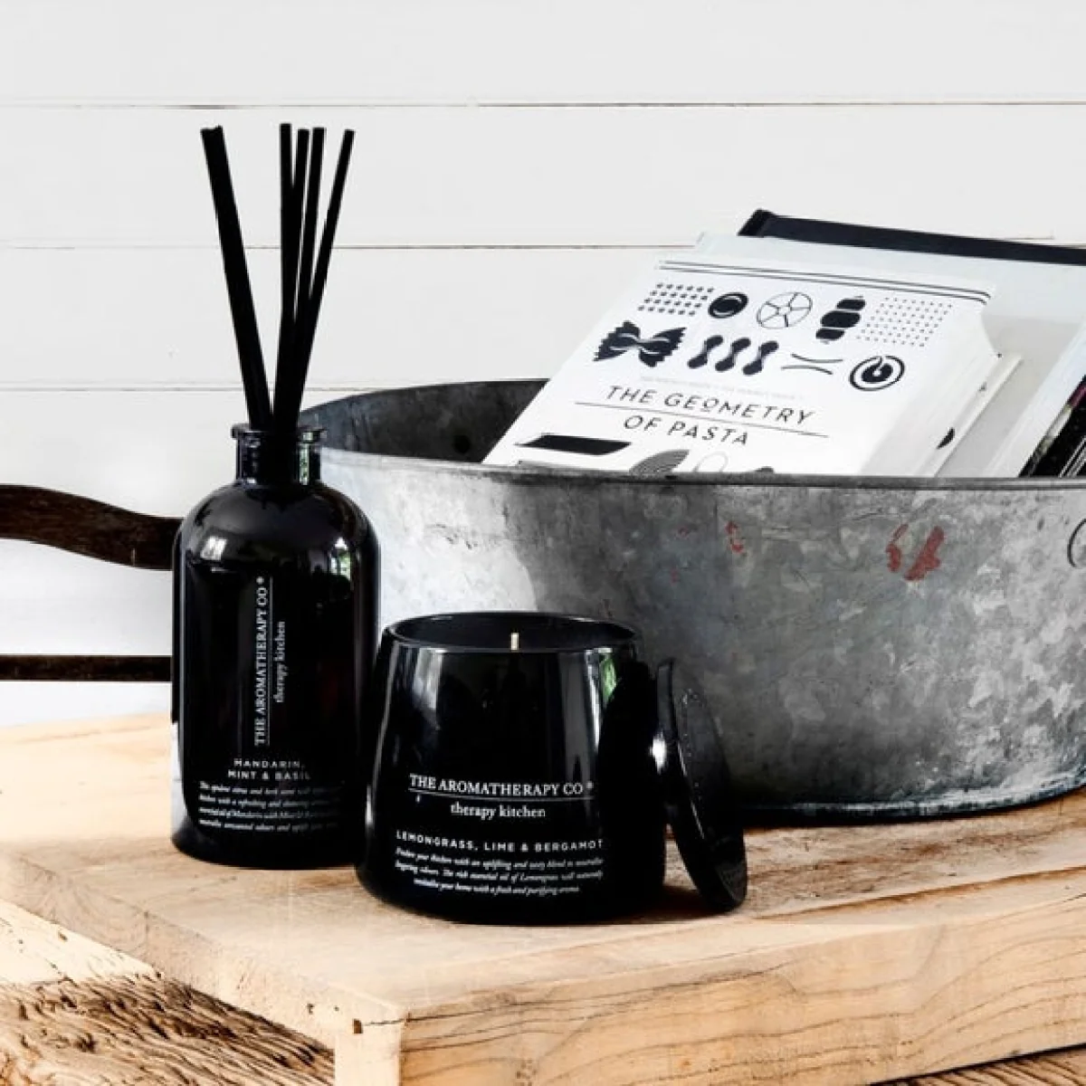 The Aromatherapy Co Therapy Lemongrass Lime & Bergamot Kitchen Diffuser 250ml Black – image 2