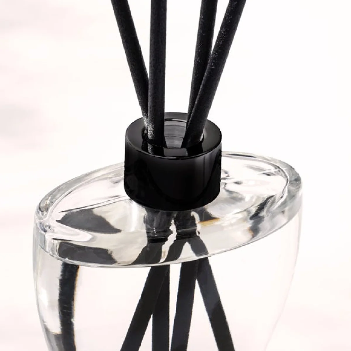 Moments Vanilla Noir Diffuser – image 3