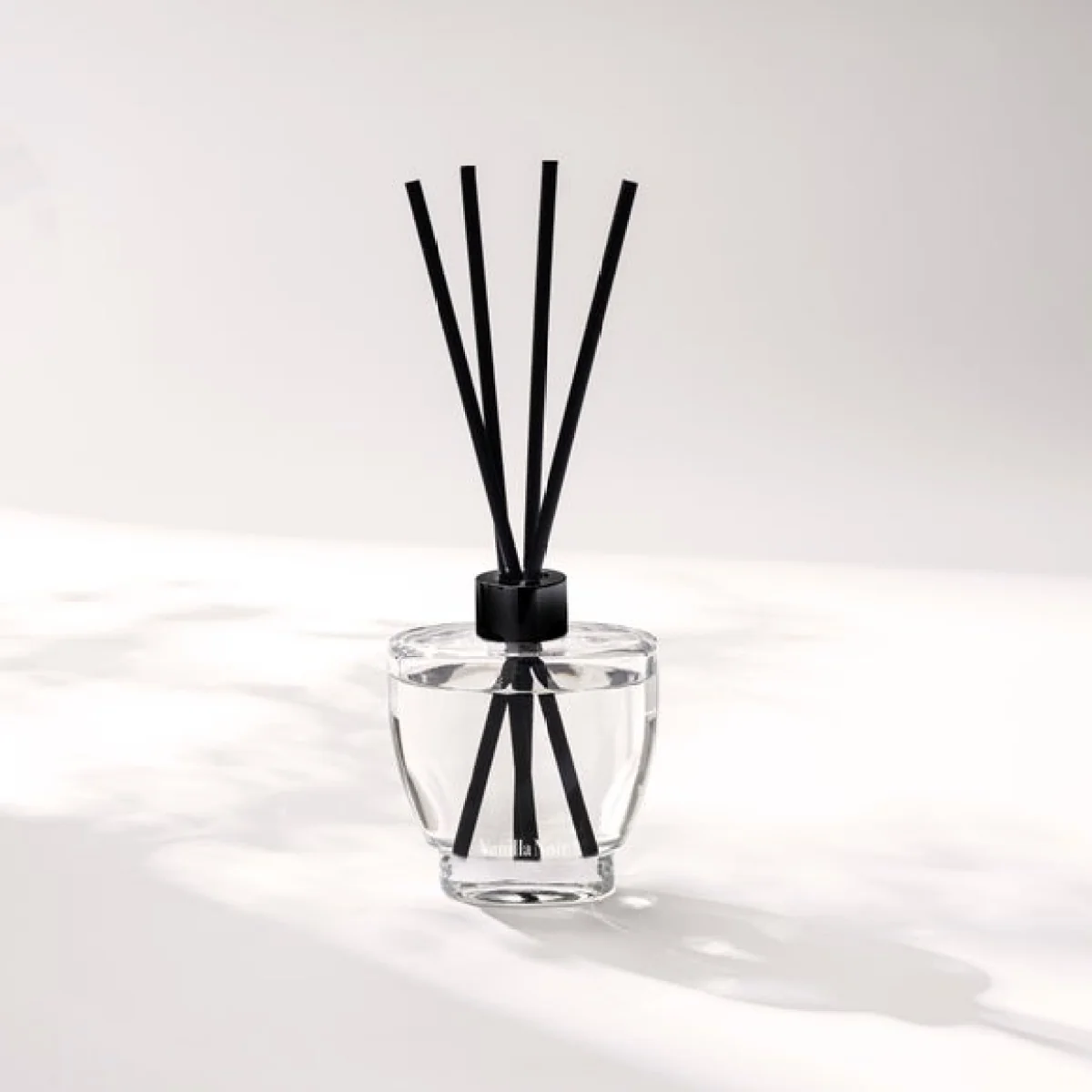Moments Vanilla Noir Diffuser – image 1