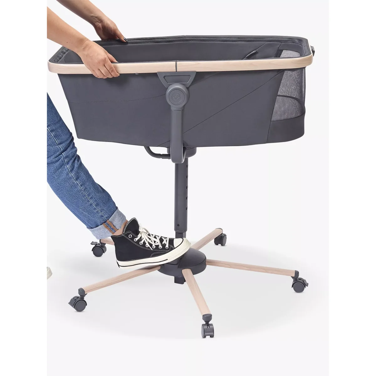 Maxi-Cosi Alba All-in-1 Bassinet, Recliner and Highchair, Graphite – image 4