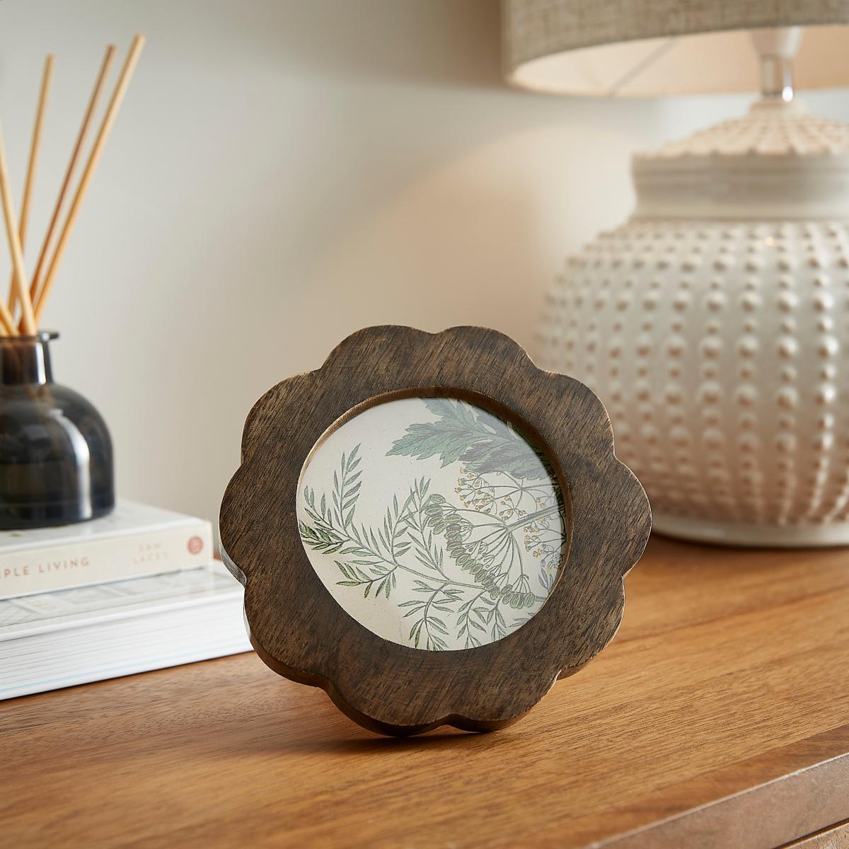 Round Scalloped Mango Wood Photo Frame – image 1