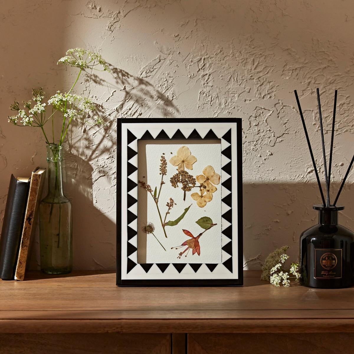 Mosaic Inlay Photo Frame 7” x 5” (18cm x 13cm) Black and white – image 1