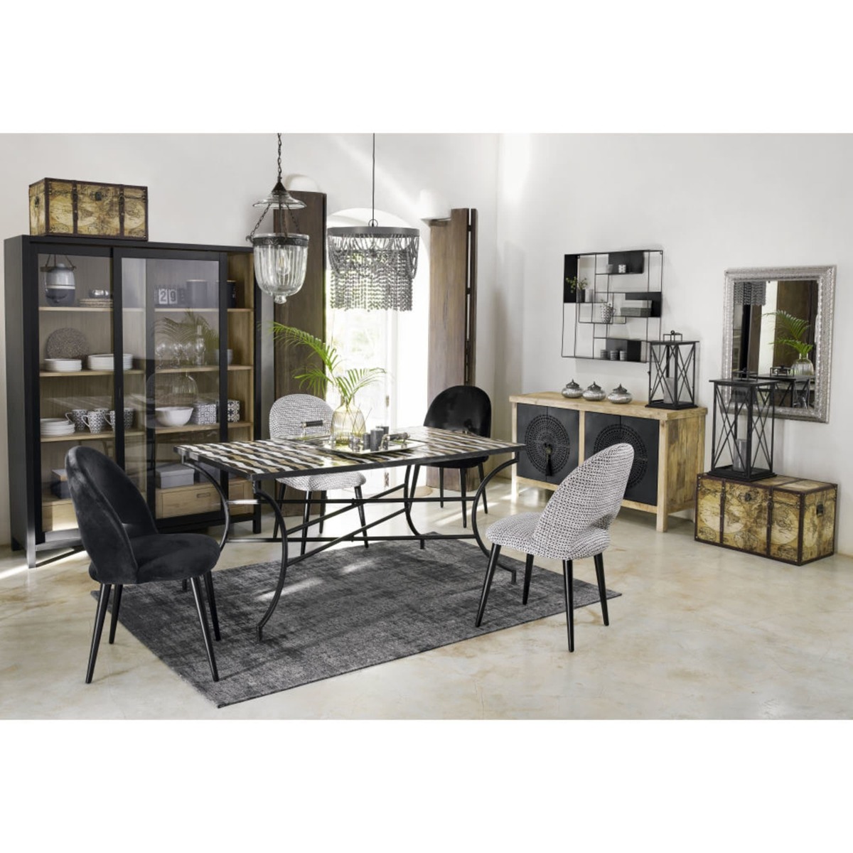 MENARA - 4-Door Sideboard in Solid Mango Wood and Black Openwork Metal – image 7