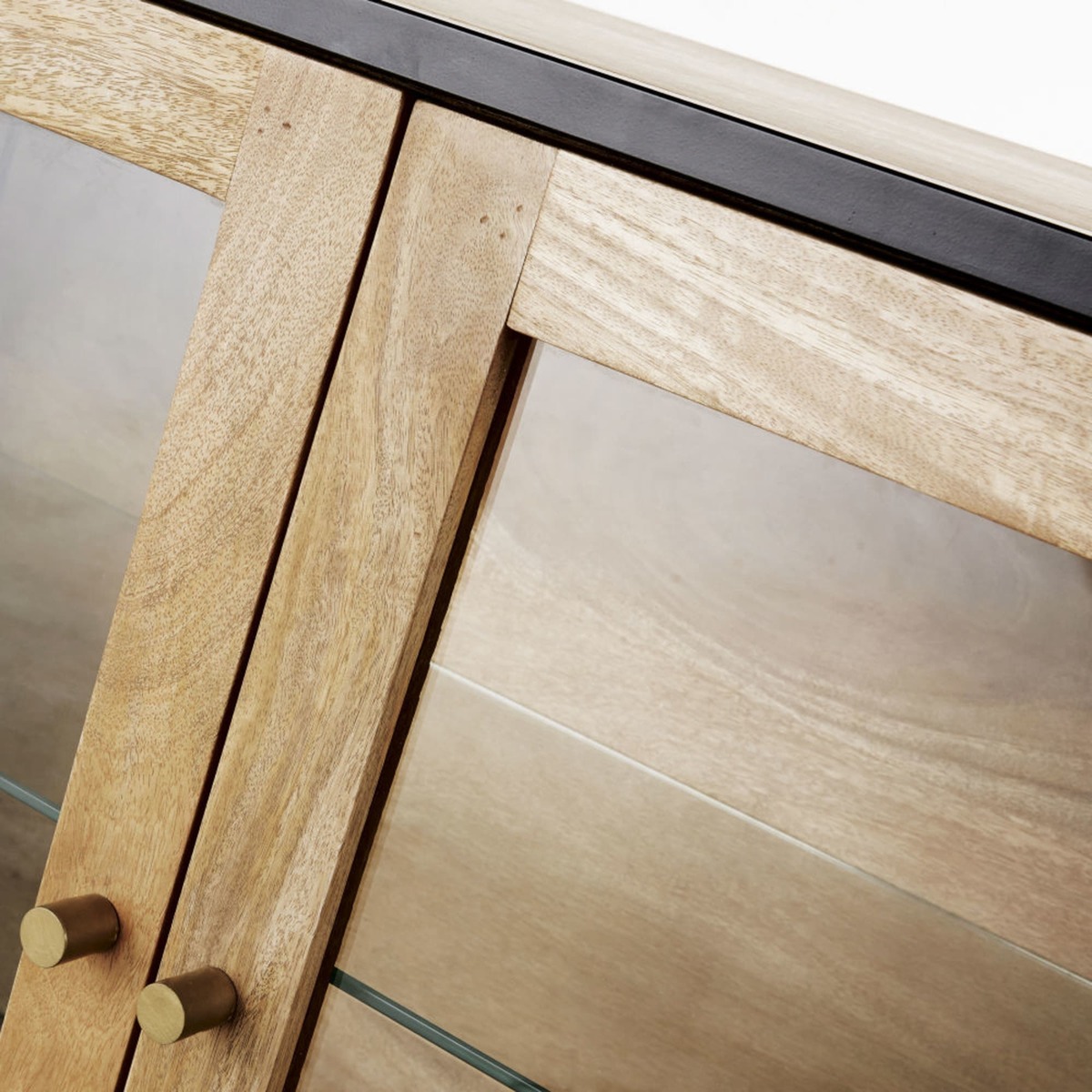 Solid Mango Wood and Tempered Glass 3-Door Sideboard Junter – image 4