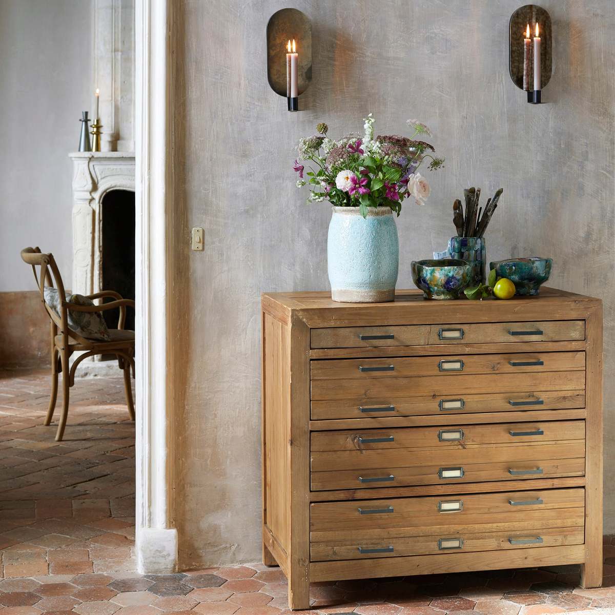 September 4-Drawer Chest of Drawers – image 5