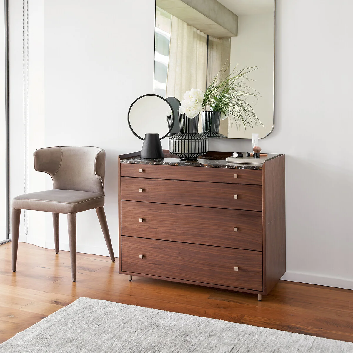 Noham 4-Drawer Chest of Drawers in Walnut Veneer and Amber Marble – image 2