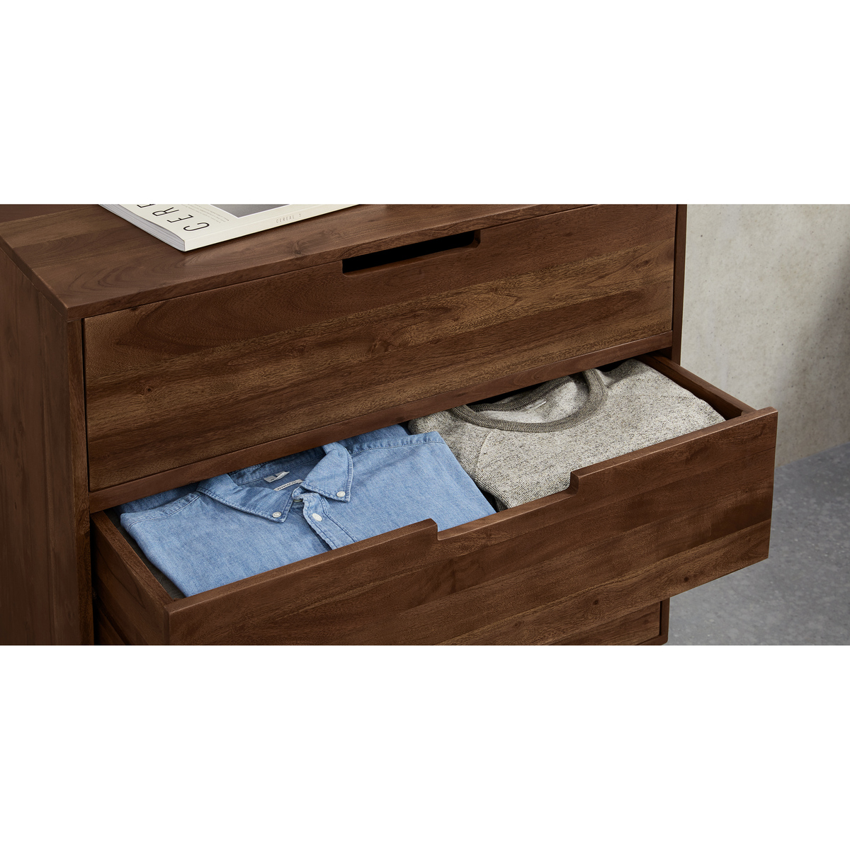 Tayma Chest of Drawers, Acacia Wood & Brass – image 5