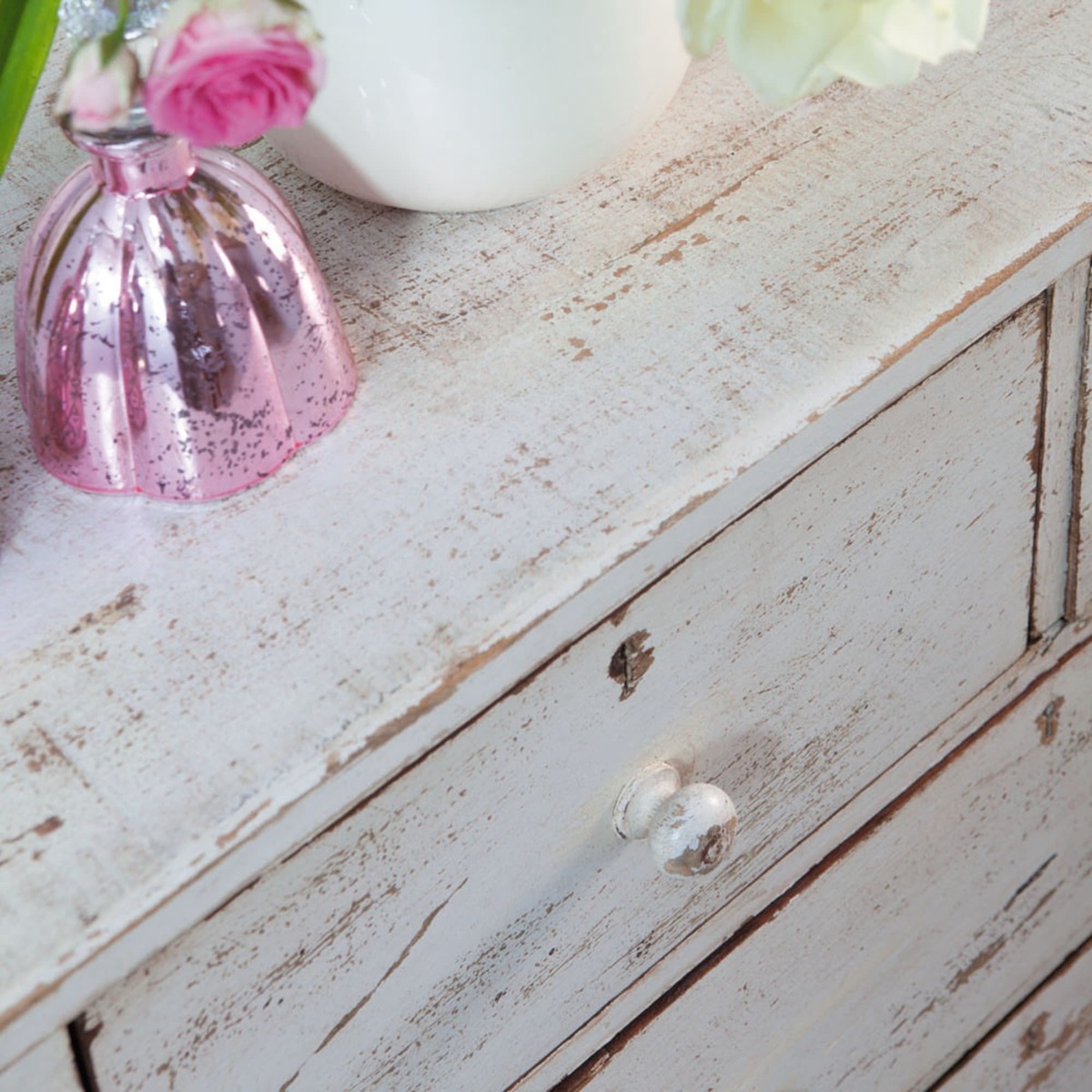 Distressed mango wood chest of drawers in white W 94cm Avignon – image 3