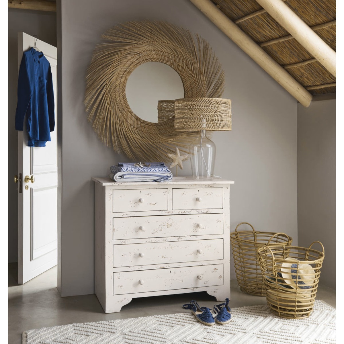 Distressed mango wood chest of drawers in white W 94cm Avignon – image 4