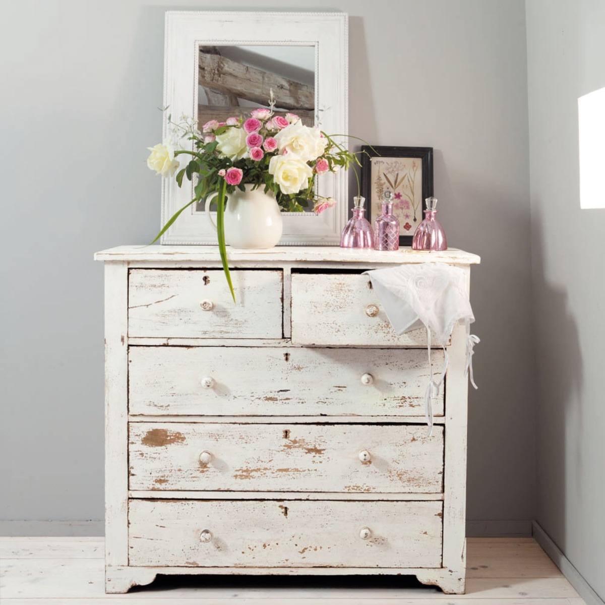Distressed mango wood chest of drawers in white W 94cm Avignon – image 7