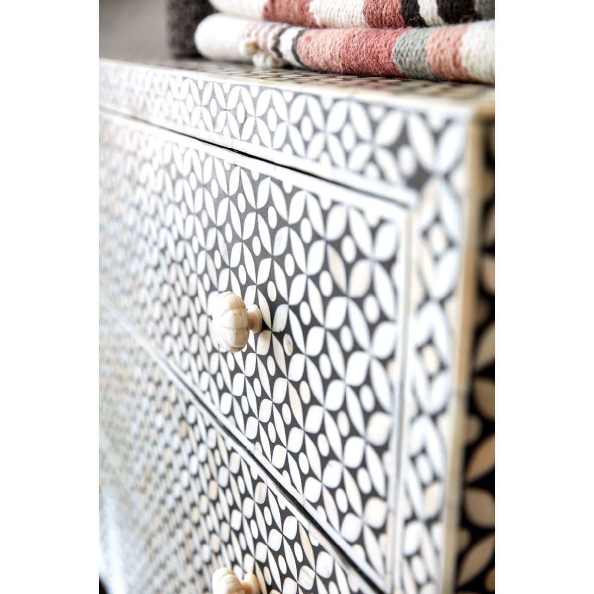 3-drawer chest of drawers in mango wood and bone inlay Baikal – image 5
