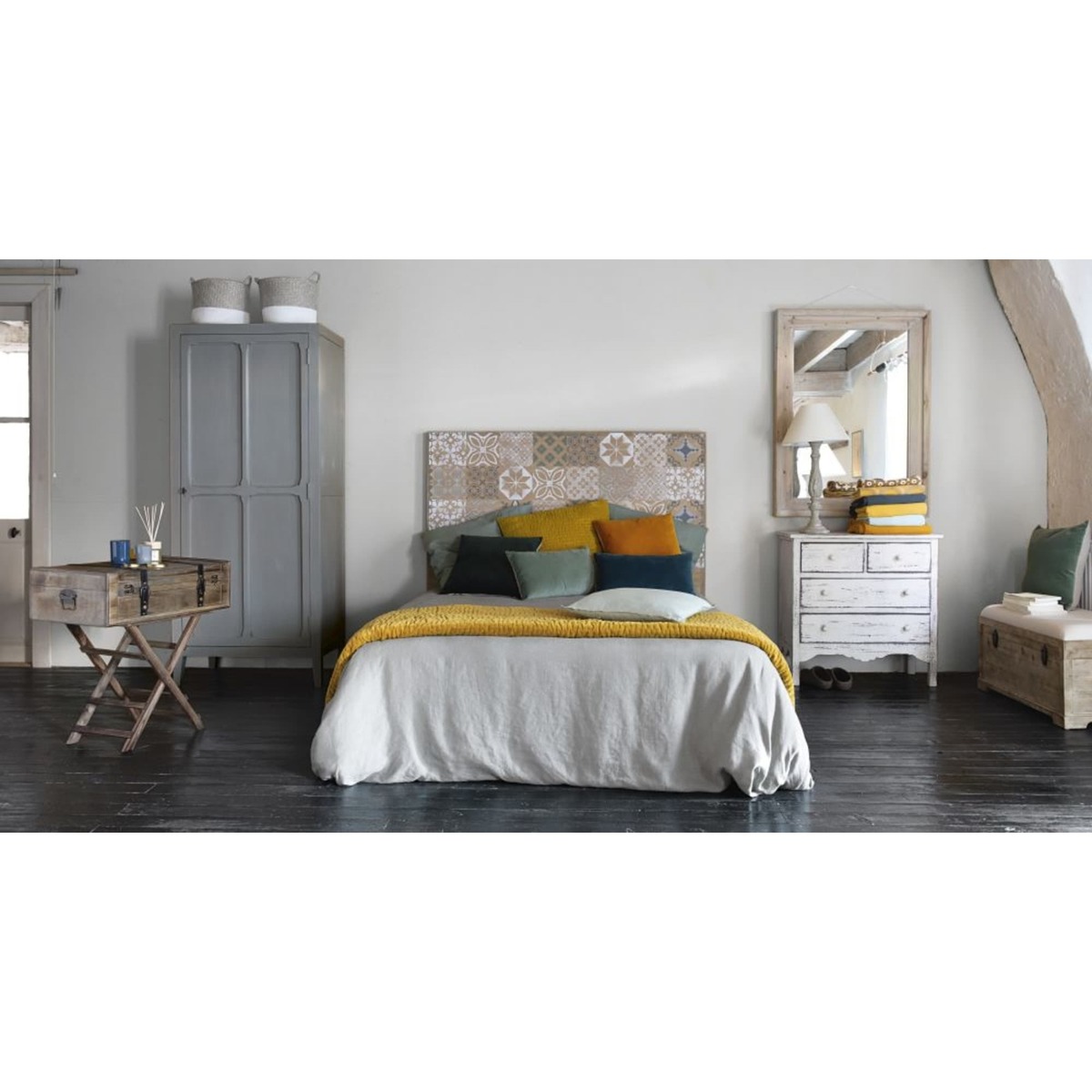 Distressed wood chest of drawers in white W 77cm Castillon – image 2
