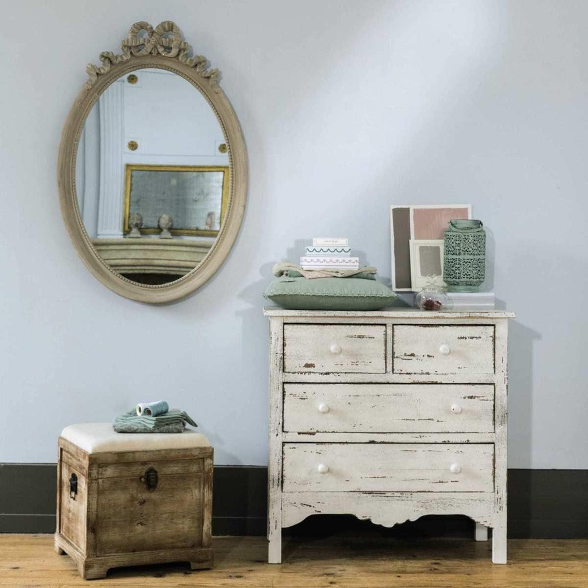 Distressed wood chest of drawers in white W 77cm Castillon – image 4
