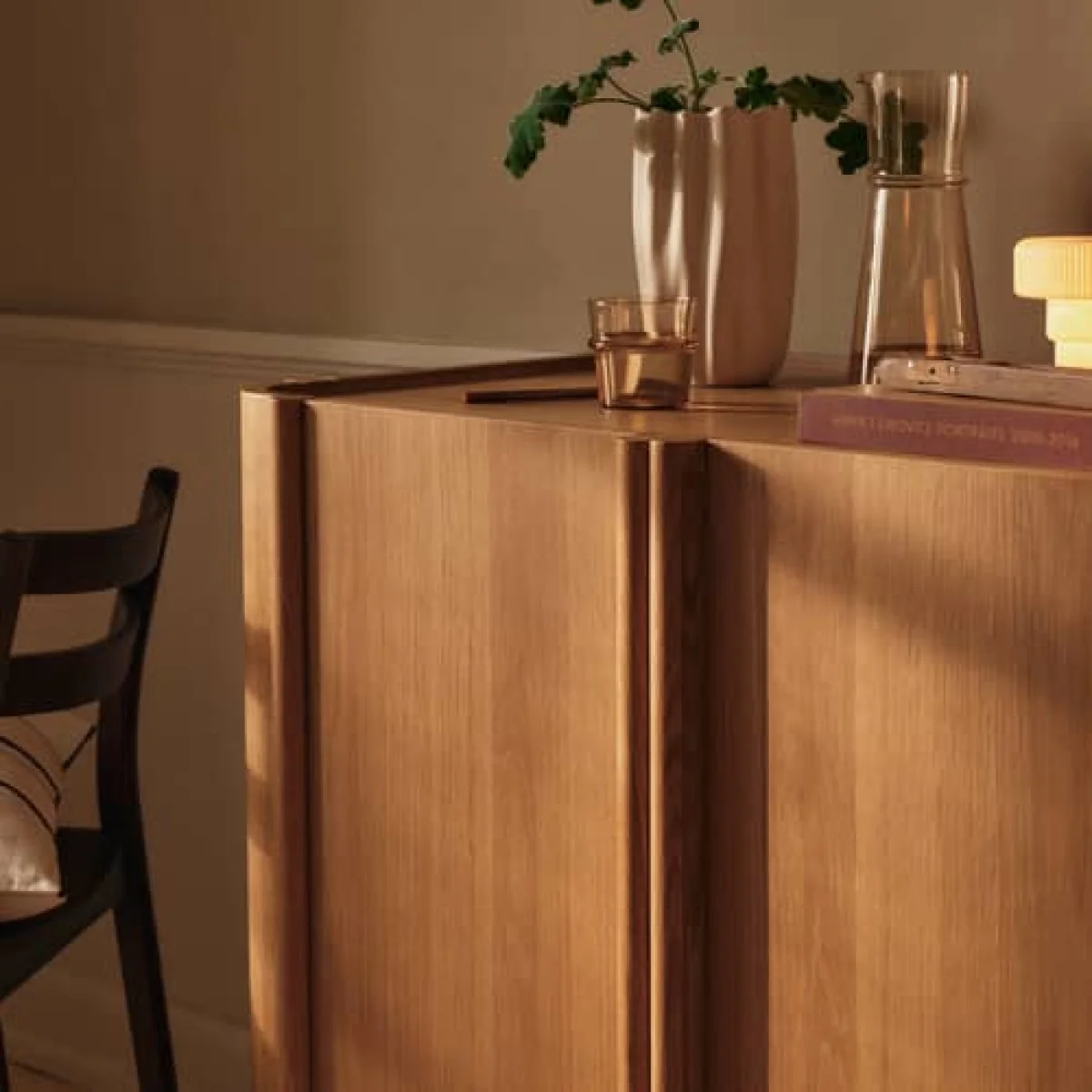 Tilu Chest of drawers natural wood / W 103 x H 90 x D 58 cm - Ferm Living – image 7