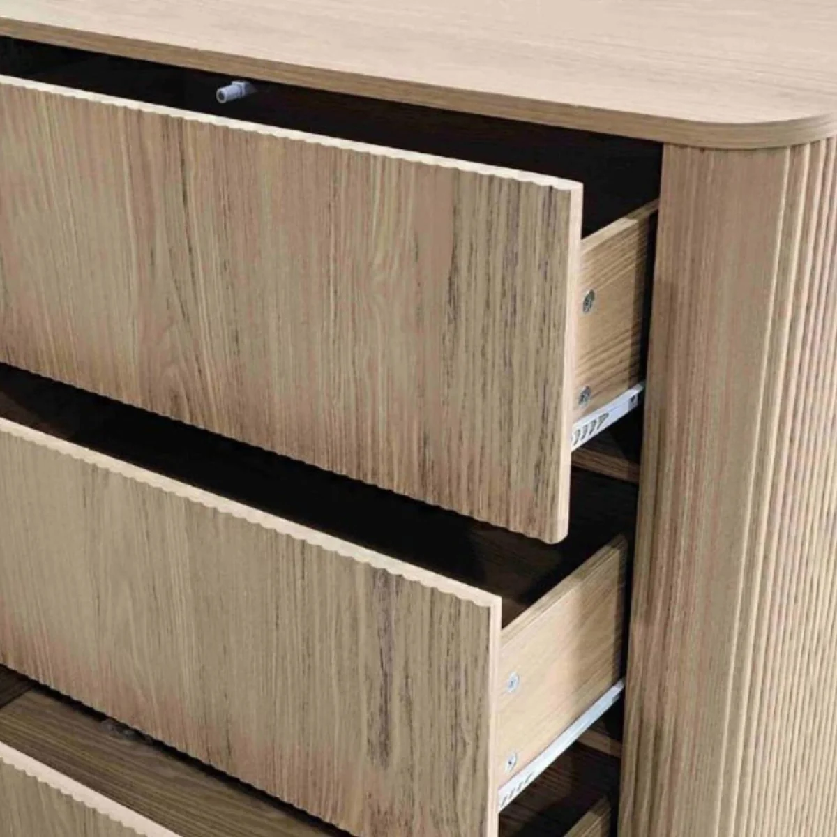 Winthorpe 4 Drawer Oak Chest - Oak effect – image 4