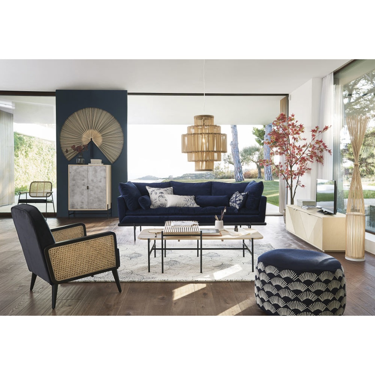 Graphic Effect Carved 3-Door TV Unit Sendai – image 2