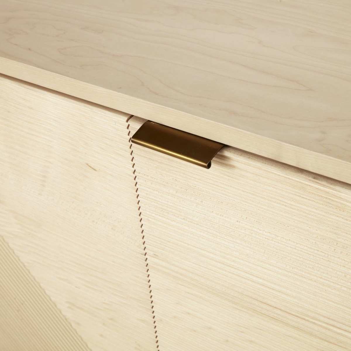 Graphic Effect Carved 3-Door TV Unit Sendai – image 4