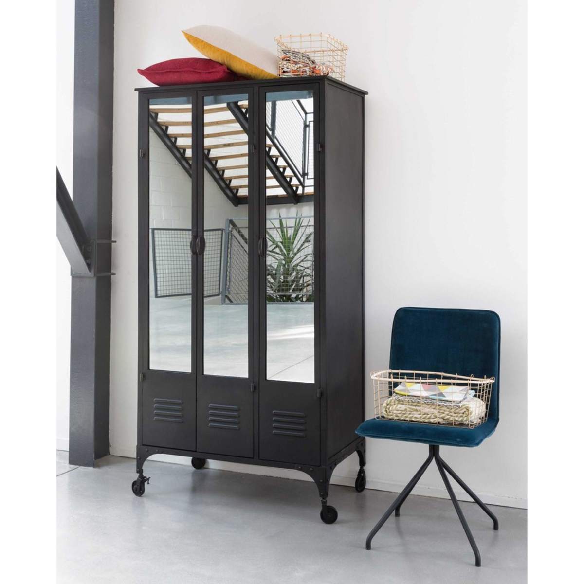 Metal industrial closet on castors in black Peter – image 5
