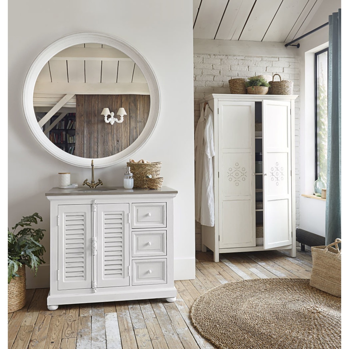 2-door white pine wardrobe with relief motifs Bianca – image 4