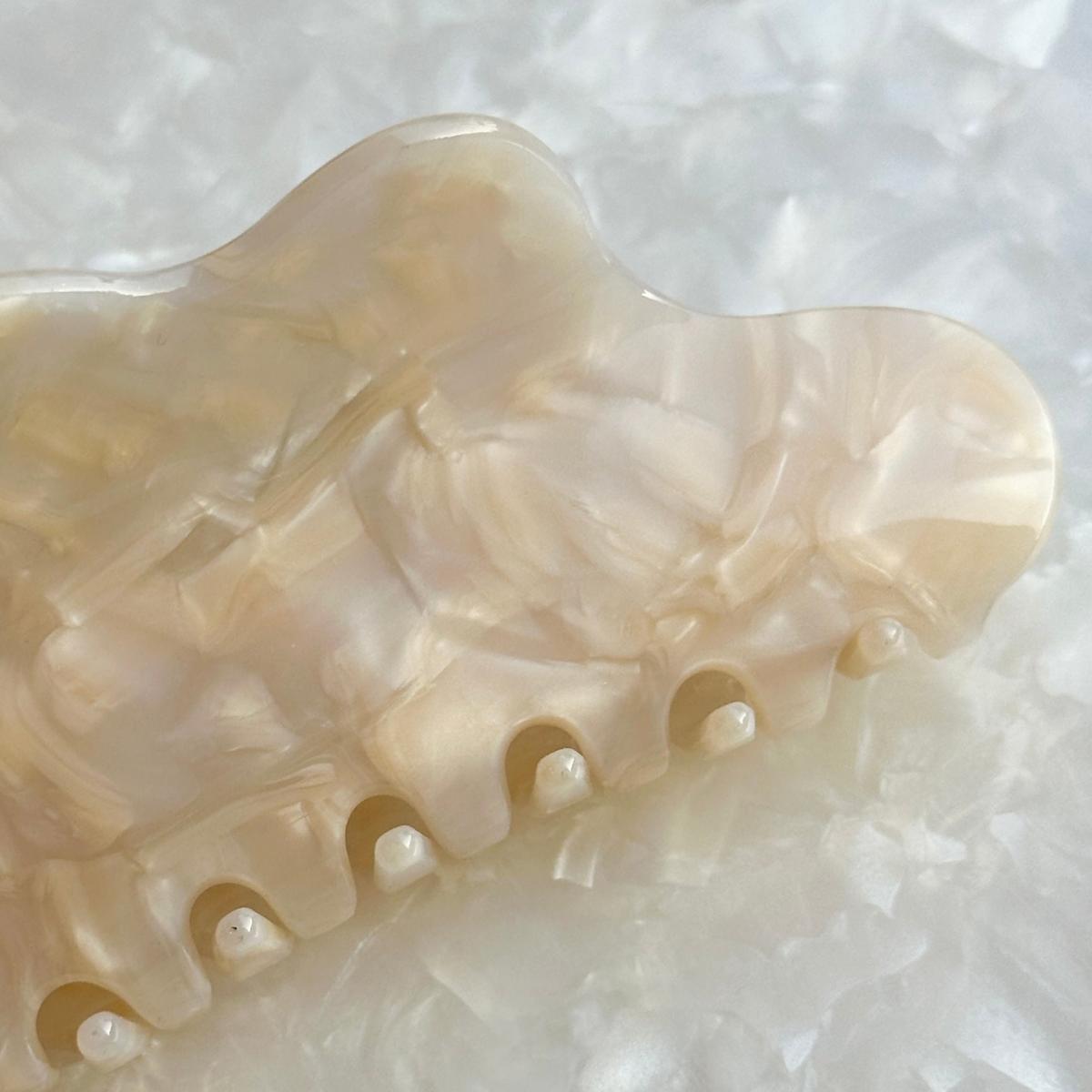 Women's Neutrals / White Large Cloud Claw Clip In Beige | Closet Rehab – image 3