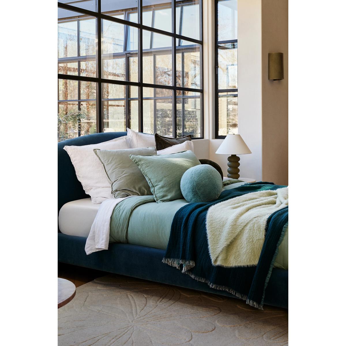 Hand-Tufted Sculpted Daisy Wool Rug – image 3