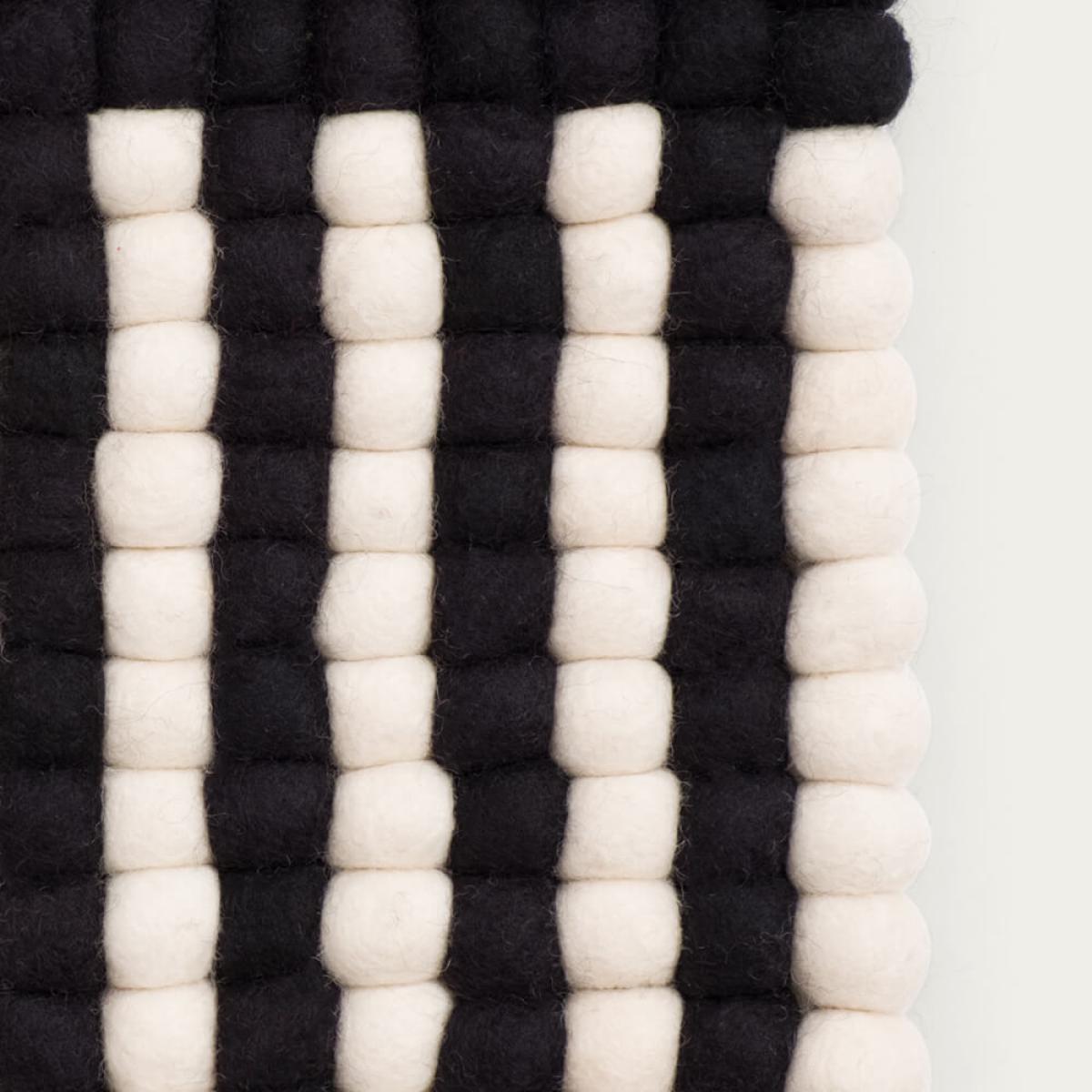 Lino 4 Felt Ball Rug – image 2