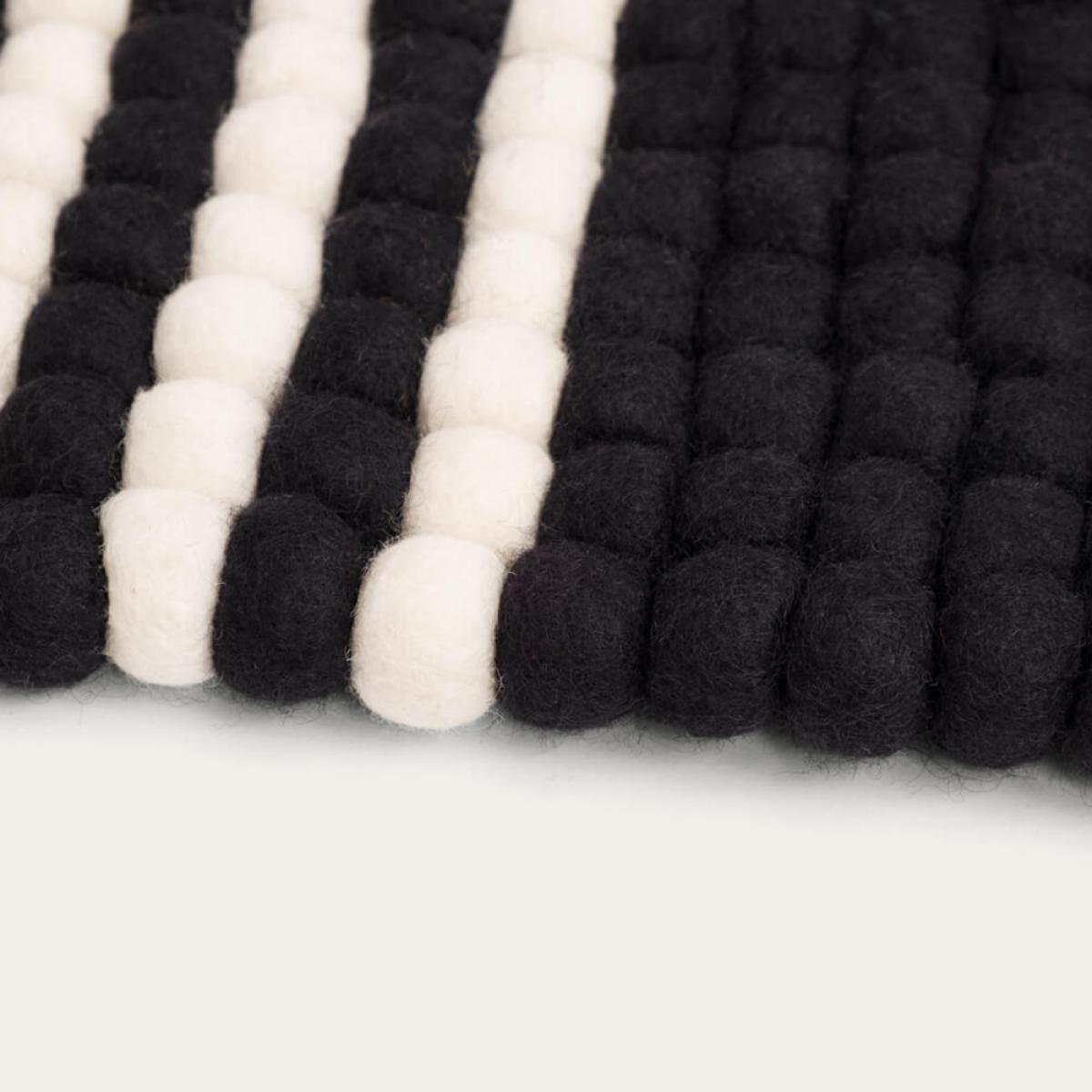 Lino 4 Felt Ball Rug – image 3