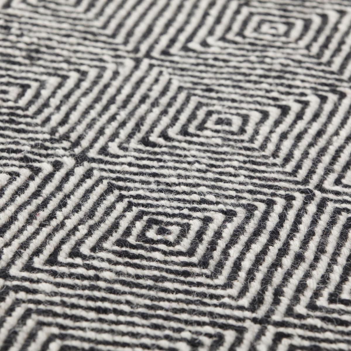 Black Sail Rug – image 3
