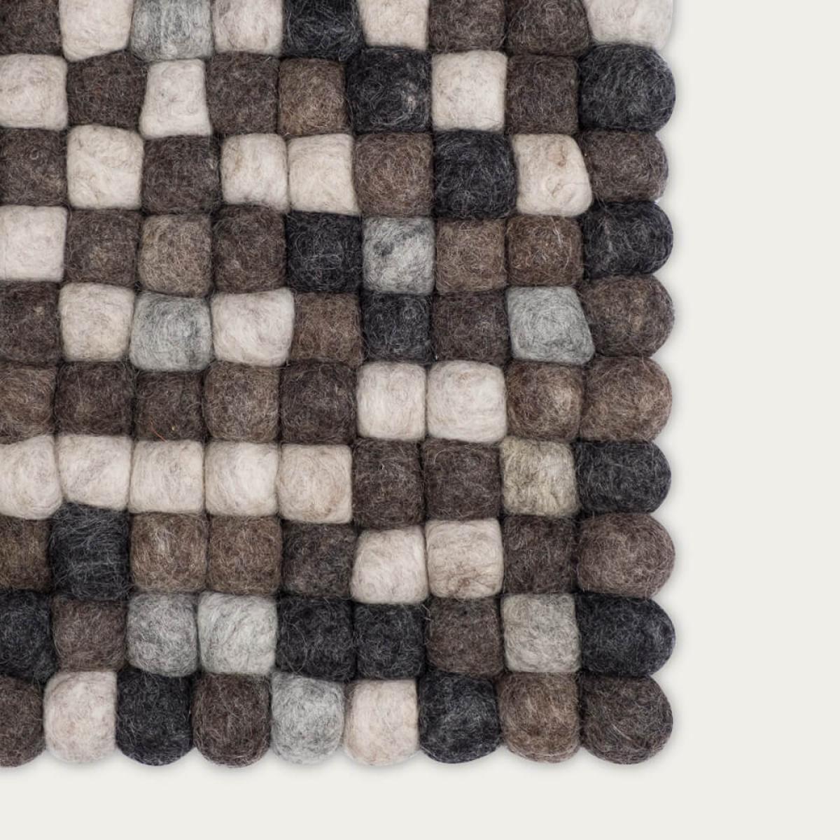 Felt Ball Rug Néla Square – image 2