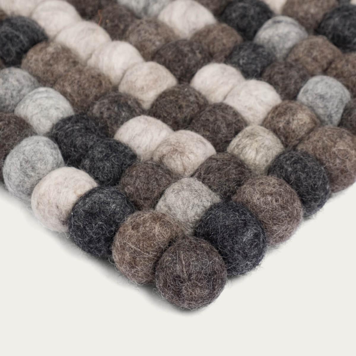 Felt Ball Rug Néla Square – image 3