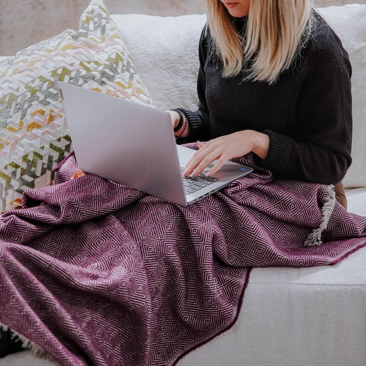 Magenta Optical Blanket – image 4