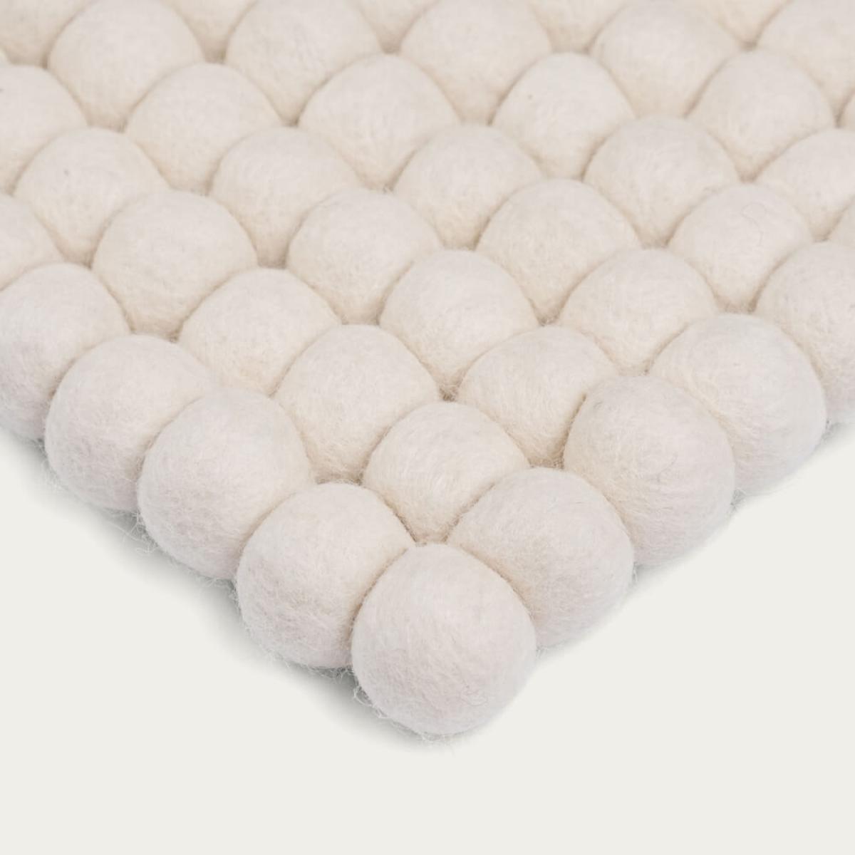 Felt Ball Rug Linéa Square – image 3