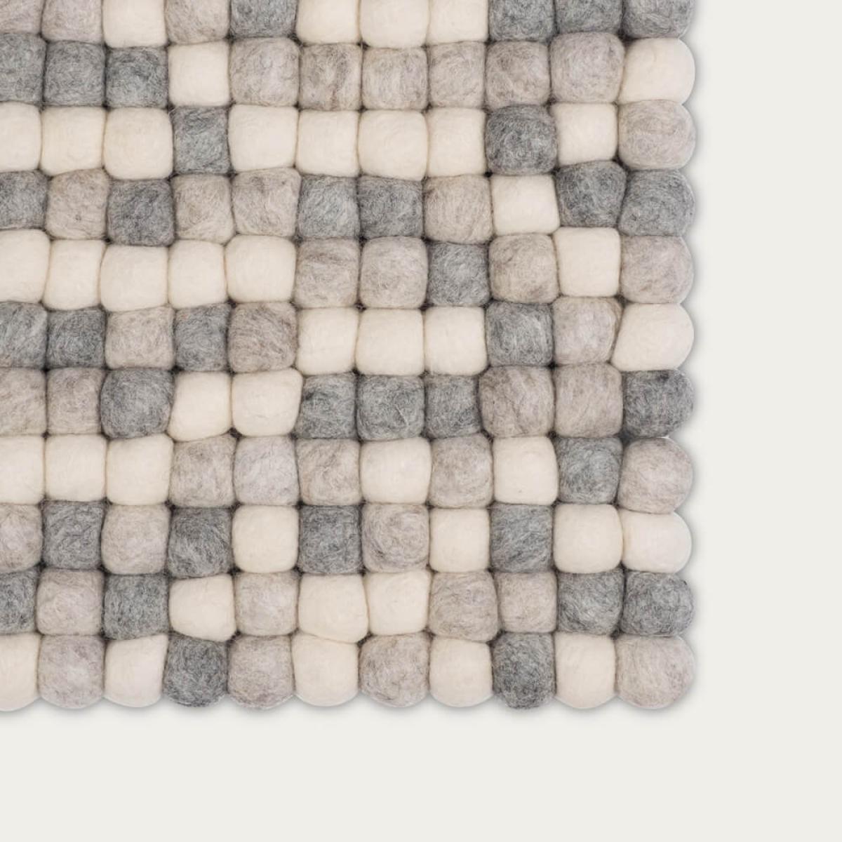 Felt Ball Rug Hella Square – image 2