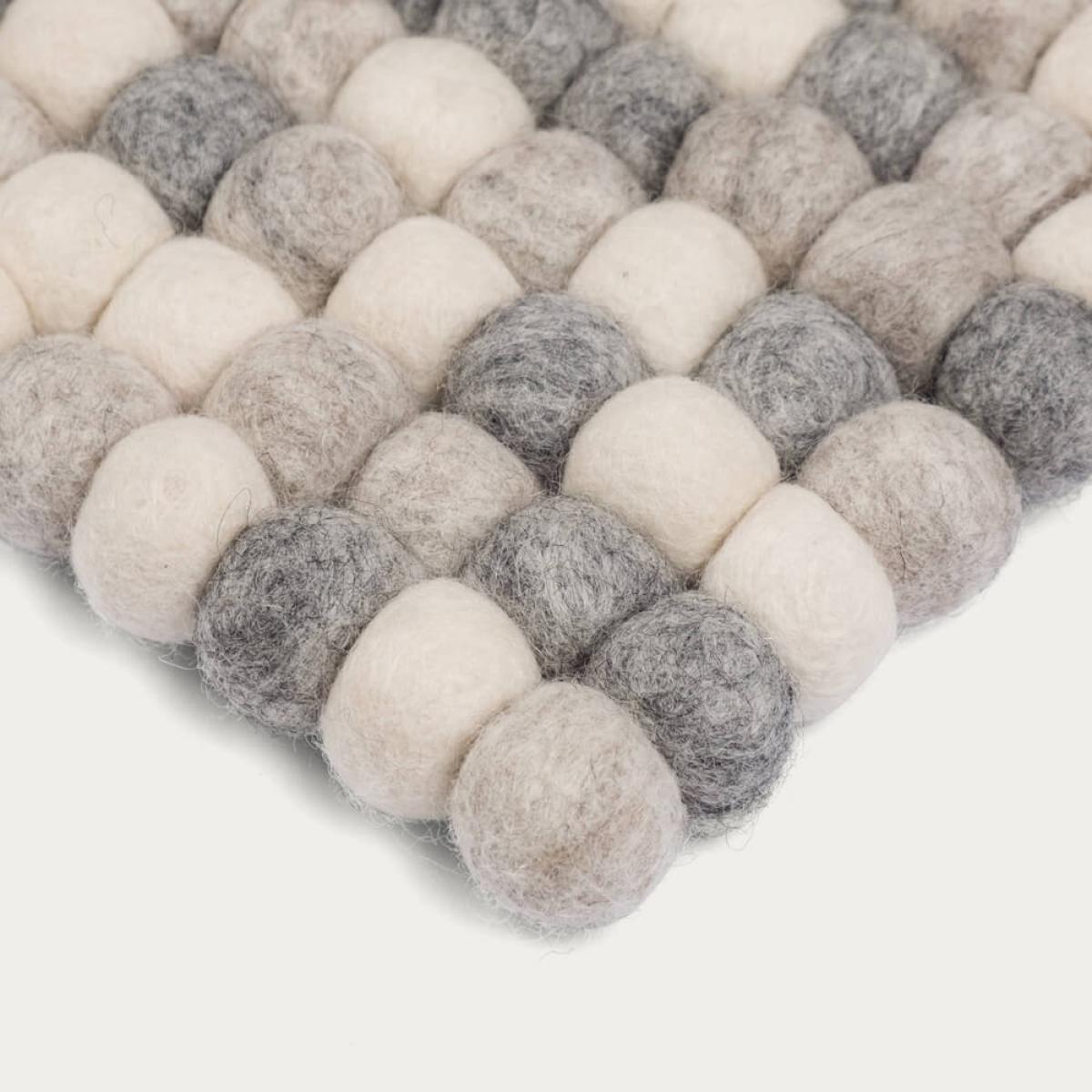 Felt Ball Rug Hella Square – image 3