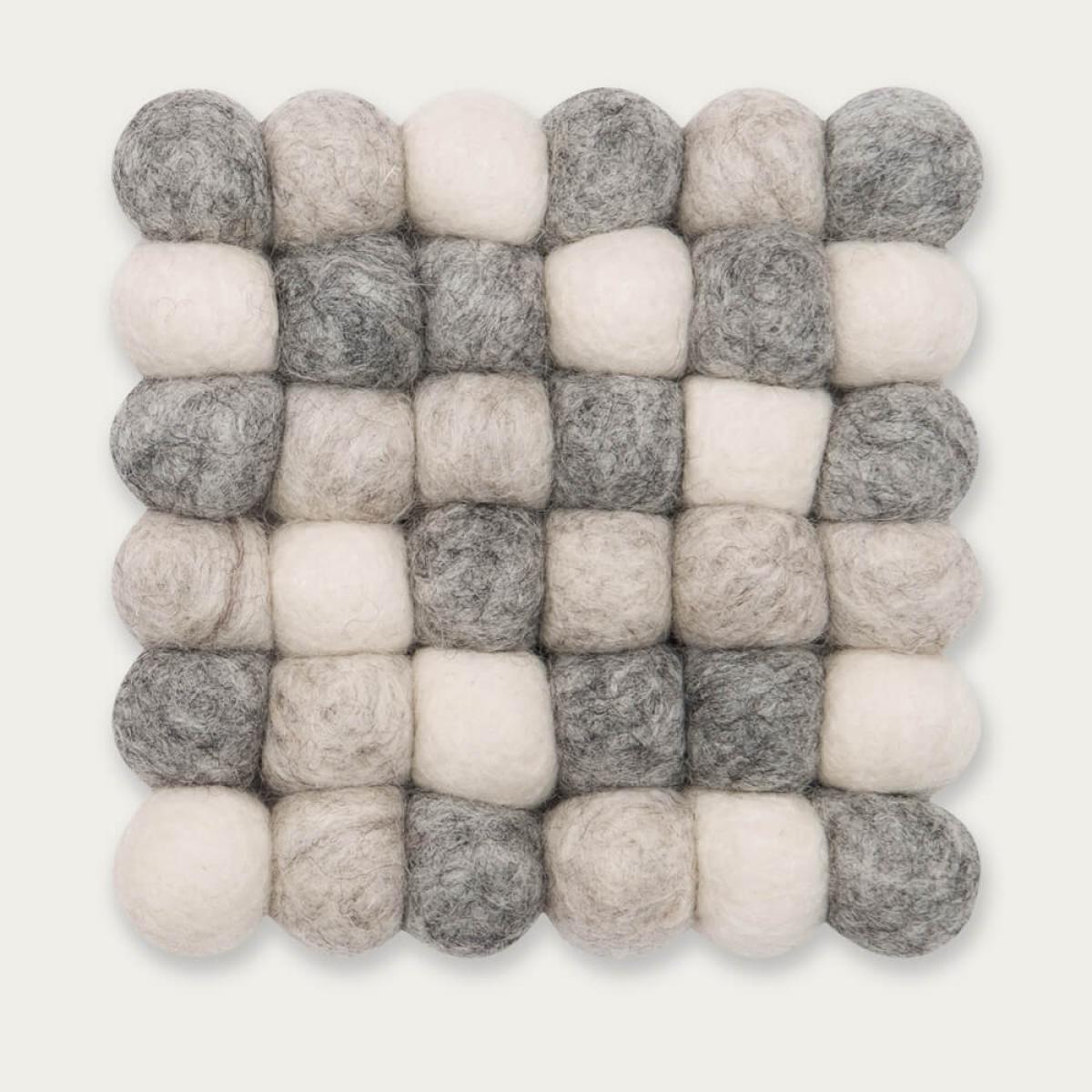 Felt Ball Rug Hella Square – image 9