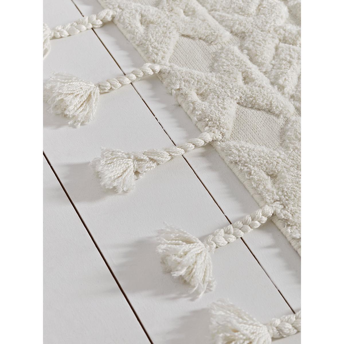 NEW Textured Diamond Tasseled Rug – image 2