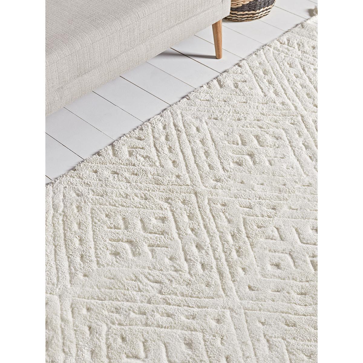 NEW Textured Diamond Tasseled Rug – image 3
