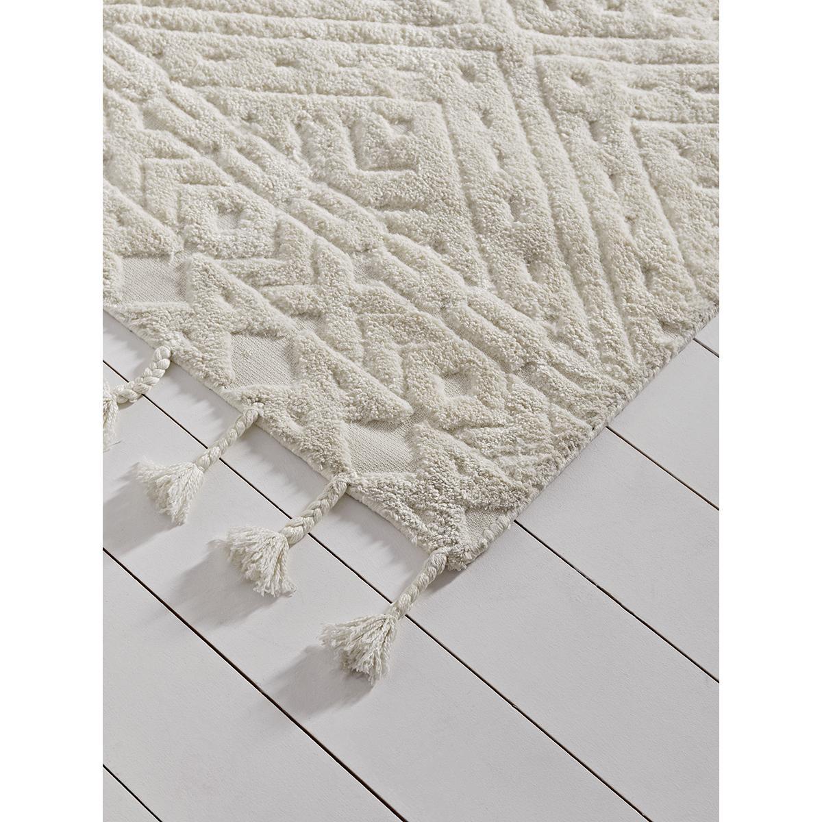NEW Textured Diamond Tasseled Rug – image 4