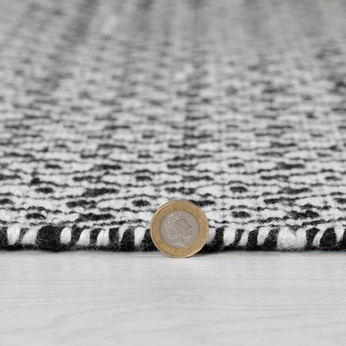 Luna Diamond Rug Black and White – image 5