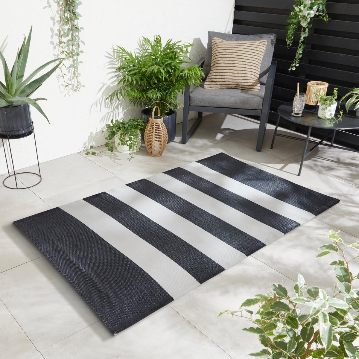 Stripe Garden Outdoor Mat Black and white – image 1