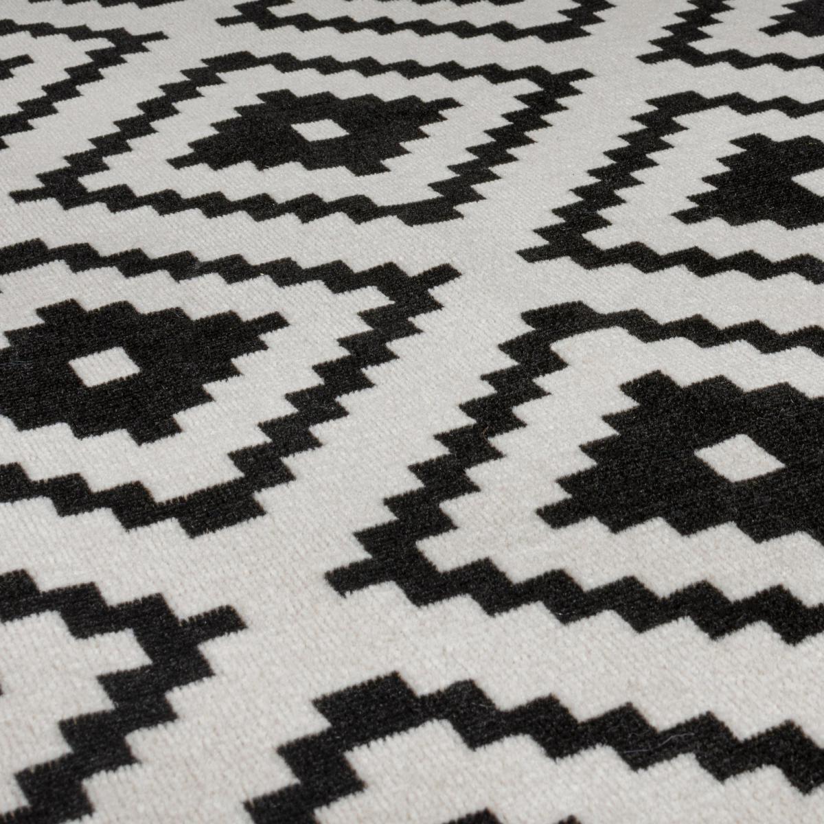 Geometric Monochrome Indoor Outdoor Rug Black and white – image 3