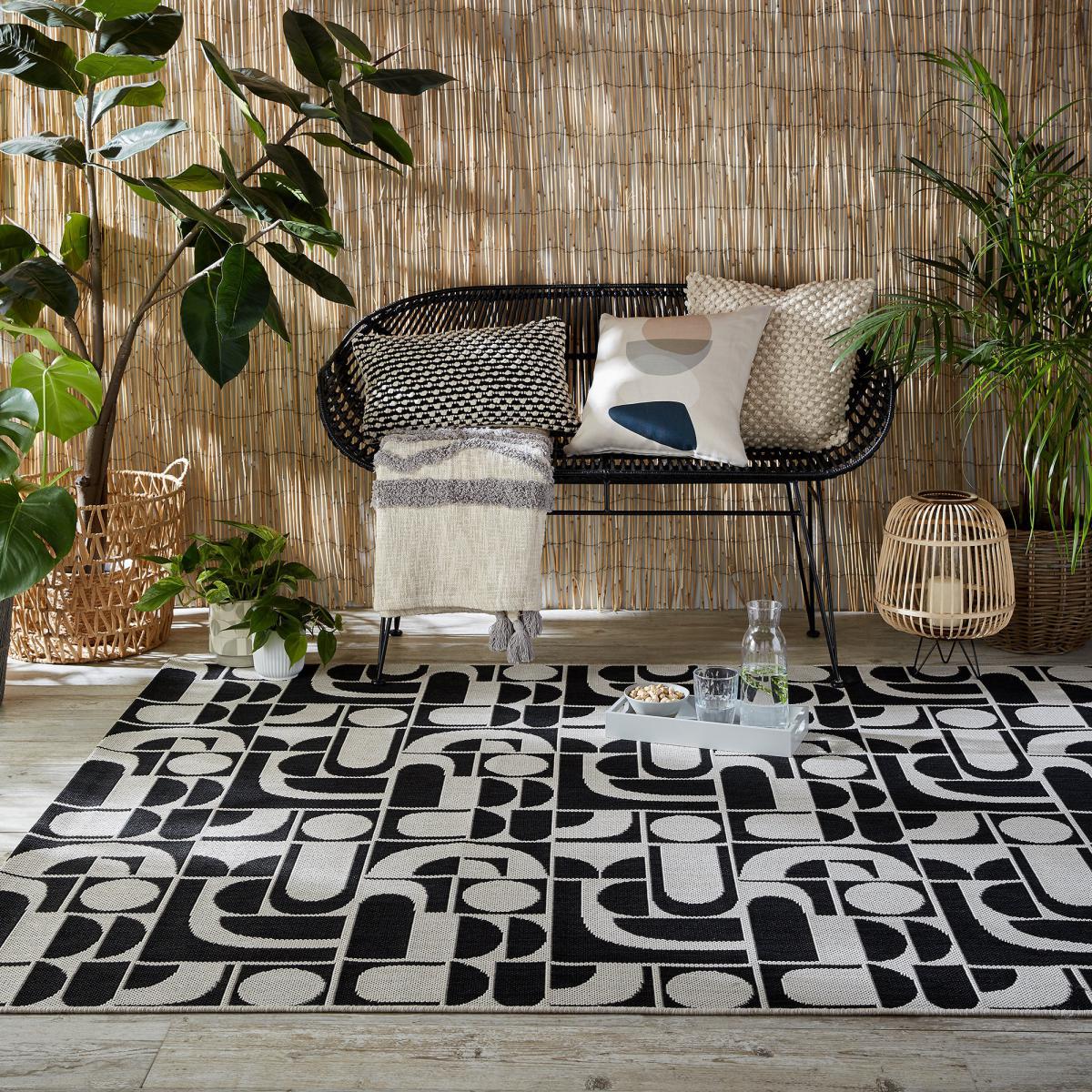 Curves Geo Indoor Outdoor Rug Black and white – image 1