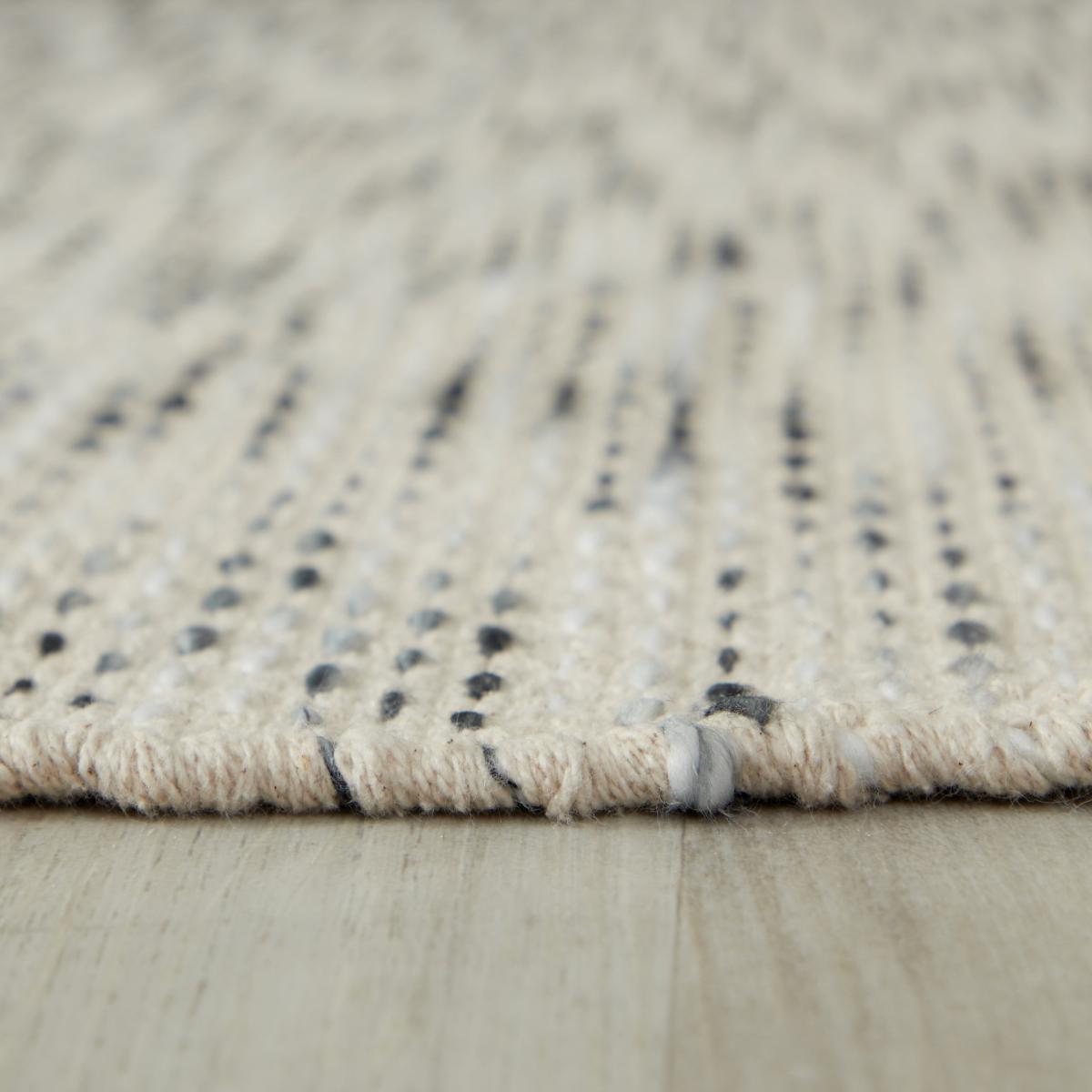 Blossom Rug Black and white – image 3