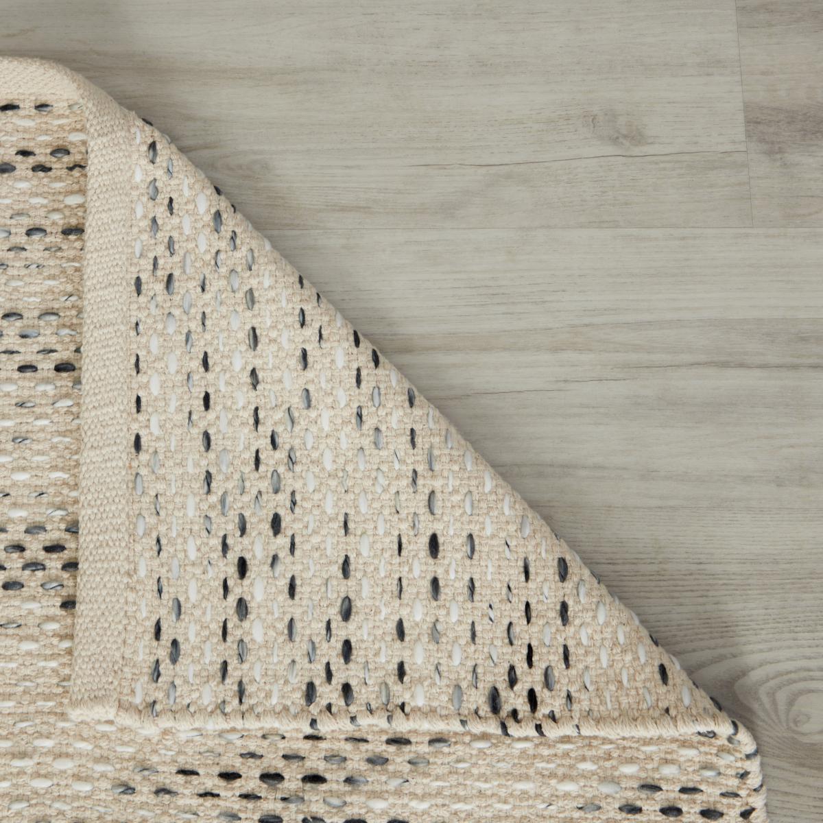 Blossom Rug Black and white – image 4