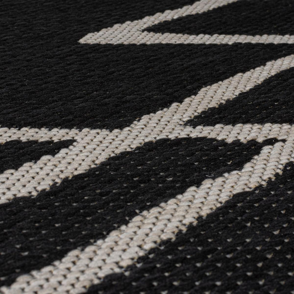 Geo Diamond Indoor Outdoor Rug Black and white – image 3