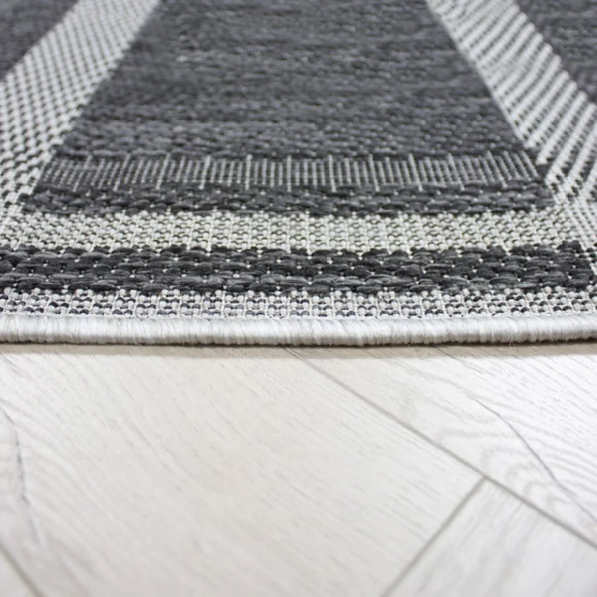 Checked Geometric Indoor Outdoor Rug – image 4