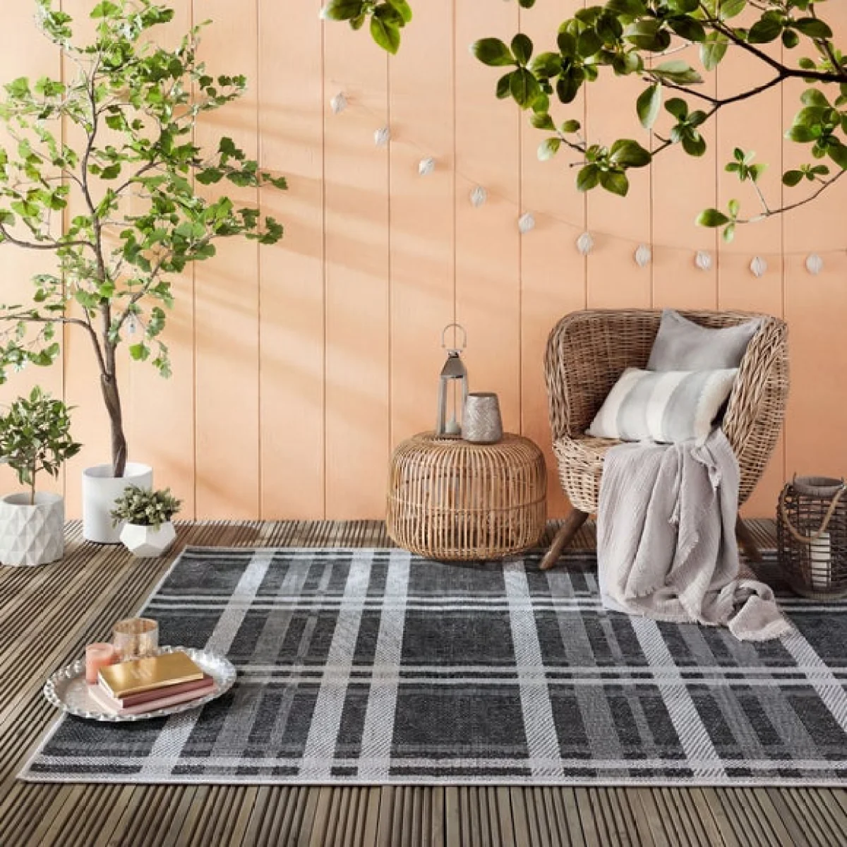 Checked Geometric Indoor Outdoor Rug – image 1