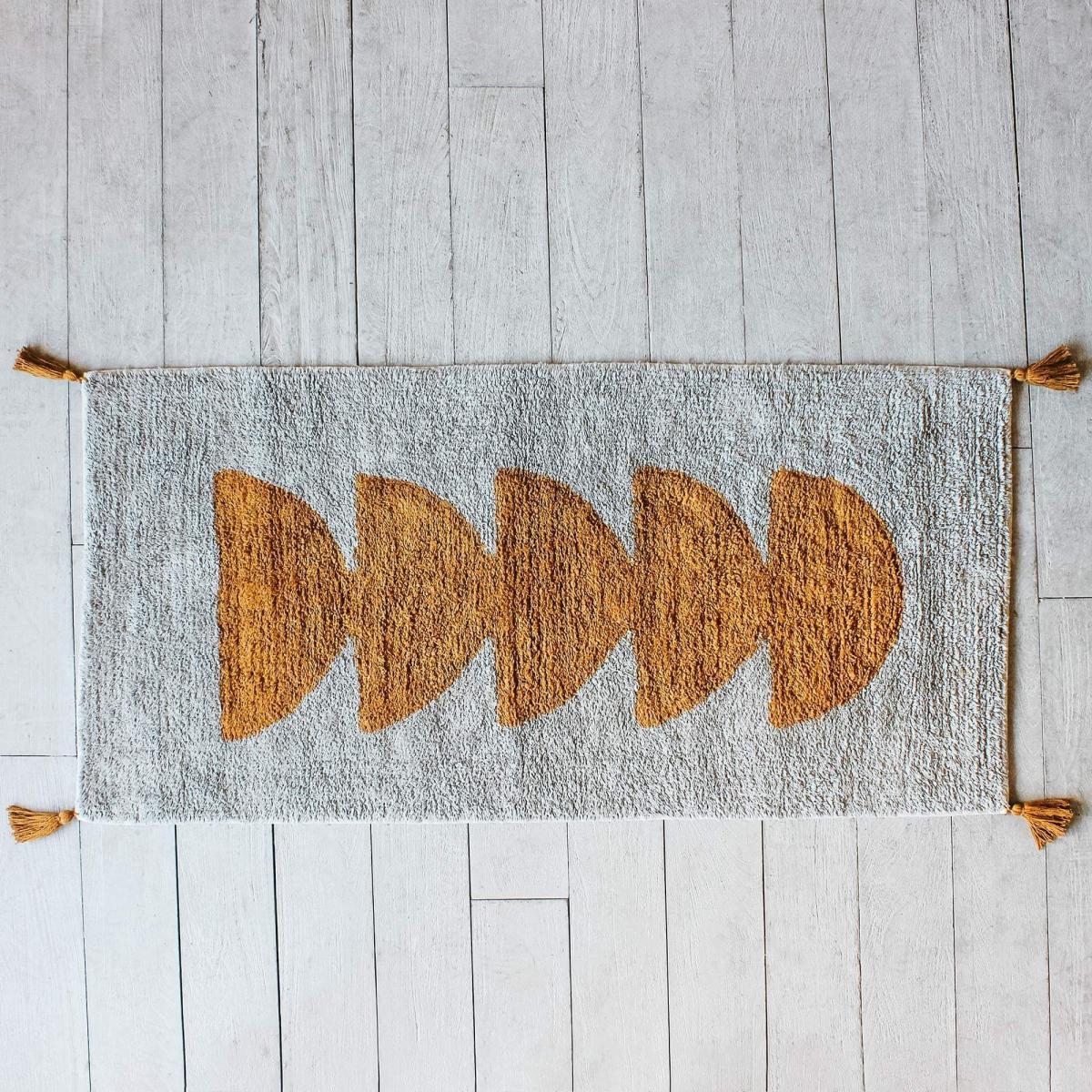 Amber Tasselled Rug – image 2